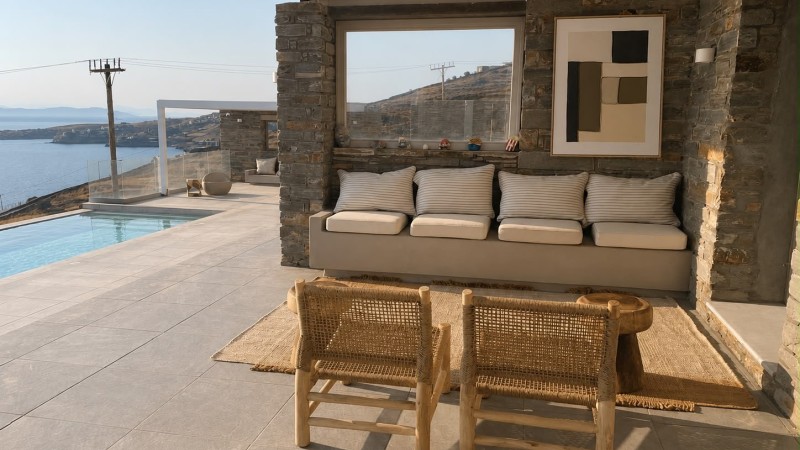 Κατοικία στην Κέα: φυσικά υλικά και ήρεμη μεσογειακή αισθητική