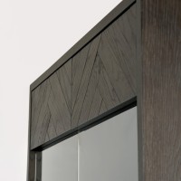 Βιτρίνα Seville από ξύλο βελανιδιάς σε μαύρο 100x41x200cm